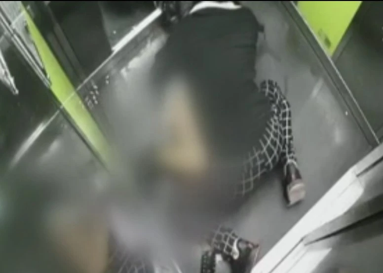 Asansörde iğrenç girişim! Kamerayı kapatıp genç kadına saldırdı